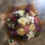 Kód: L051  obsah:  růže,alstromélie,santina,matiola,karafiát, zeleň